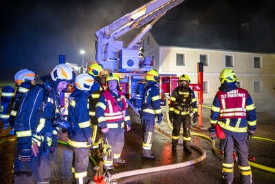 Zehn Feuerwehren bei Bauernhofbrand in Hirschbach i. M. im Einsatz FOKE-2023021900166087-050.jpg