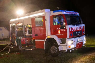 Zehn Feuerwehren bei Bauernhofbrand in Hirschbach i. M. im Einsatz FOKE-2023021900196096-054.jpg