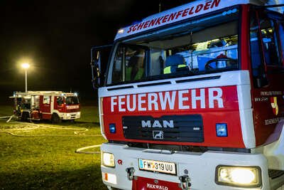 Zehn Feuerwehren bei Bauernhofbrand in Hirschbach i. M. im Einsatz FOKE-2023021900216100-057.jpg