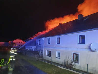 Zehn Feuerwehren bei Bauernhofbrand in Hirschbach i. M. im Einsatz TEAM-19700101020058973-001.jpg