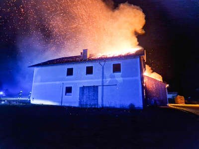 Zehn Feuerwehren bei Bauernhofbrand in Hirschbach i. M. im Einsatz TEAM-19700101020058977-005.jpg