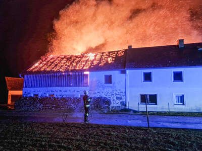 Zehn Feuerwehren bei Bauernhofbrand in Hirschbach i. M. im Einsatz TEAM-19700101020058979-007.jpg