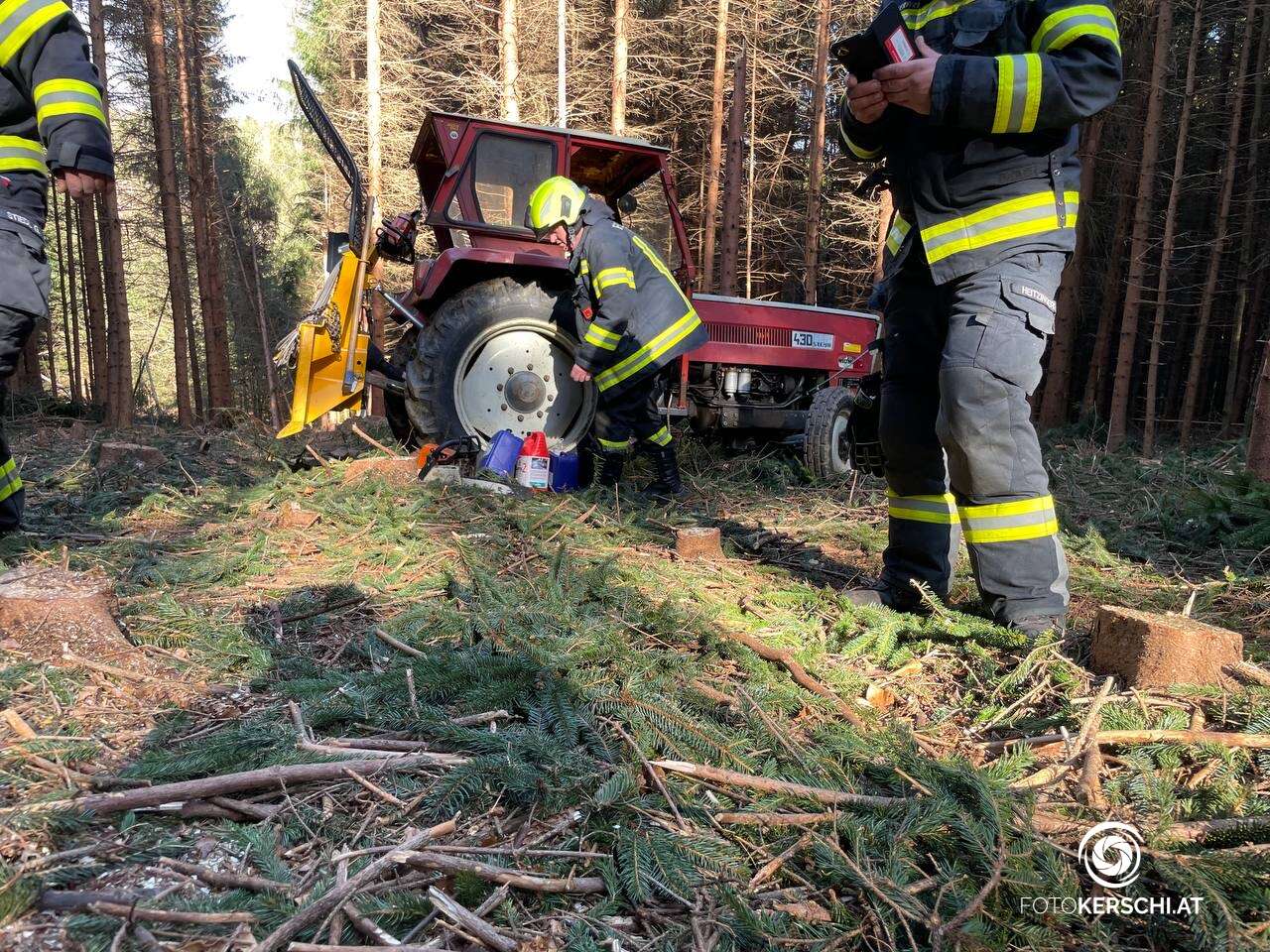 Forstunfall in Regau - Mann unter Fahrerkabine eingeklemmt