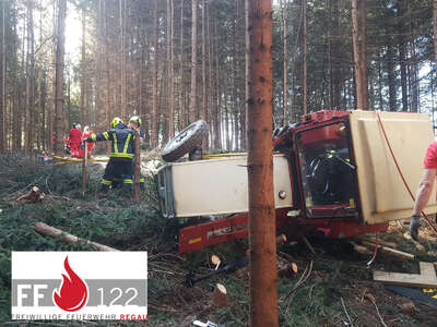 Forstunfall in Regau - Mann unter Fahrerkabine eingeklemmt 2023-02-20.jpg