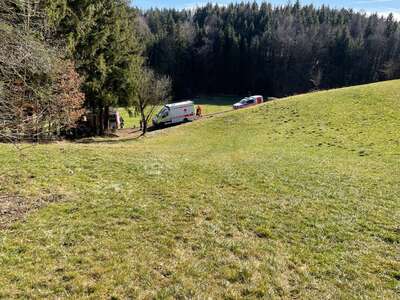 Forstunfall in Regau - Mann unter Fahrerkabine eingeklemmt 5119BFC6-3F2E-47A7-B315-9488F19151D4.jpg