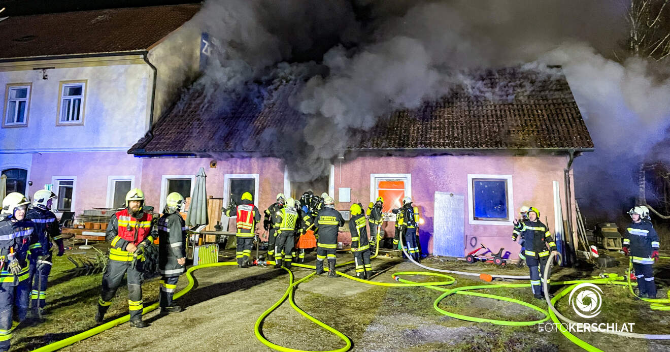 Titelbild: Großeinsatz in Haag: Mehrere Feuerwehren bekämpfen Wohnhausbrand