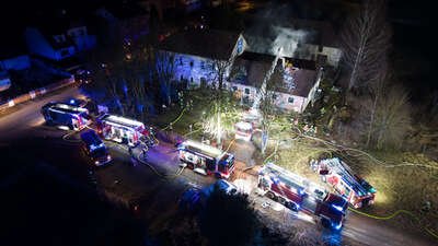 Großeinsatz in Haag: Mehrere Feuerwehren bekämpfen Wohnhausbrand FOKE-2023030200300054-015.jpg