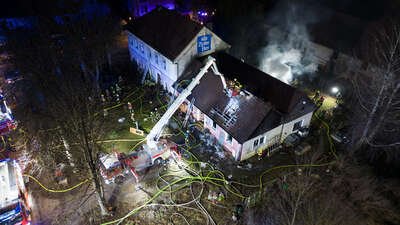 Großeinsatz in Haag: Mehrere Feuerwehren bekämpfen Wohnhausbrand FOKE-2023030200320059-018.jpg