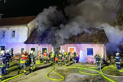 Großeinsatz in Haag: Mehrere Feuerwehren bekämpfen Wohnhausbrand FOKE-2023030223185869-001.jpg