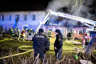 Großeinsatz in Haag: Mehrere Feuerwehren bekämpfen Wohnhausbrand FOKE-2023030300457386-008.jpg