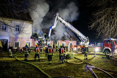 Großeinsatz in Haag: Mehrere Feuerwehren bekämpfen Wohnhausbrand FOKE-2023030300497395-017.jpg