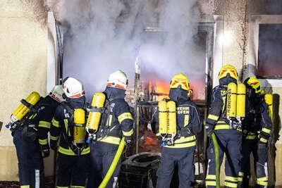 Großeinsatz in Haag: Mehrere Feuerwehren bekämpfen Wohnhausbrand FOKE-2023030300567409-031.jpg
