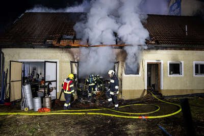 Großeinsatz in Haag: Mehrere Feuerwehren bekämpfen Wohnhausbrand FOKE-2023030301037422-044.jpg