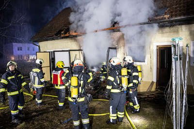 Großeinsatz in Haag: Mehrere Feuerwehren bekämpfen Wohnhausbrand FOKE-2023030301067433-055.jpg