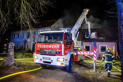 Großeinsatz in Haag: Mehrere Feuerwehren bekämpfen Wohnhausbrand FOKE-2023030301187473-095.jpg