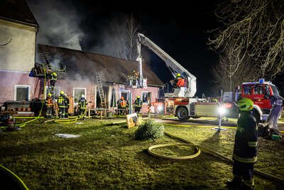 Großeinsatz in Haag: Mehrere Feuerwehren bekämpfen Wohnhausbrand FOKE-2023030301207480-102.jpg