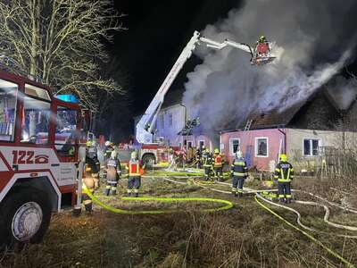 Großeinsatz in Haag: Mehrere Feuerwehren bekämpfen Wohnhausbrand IMG-20230303-000221-157.jpg