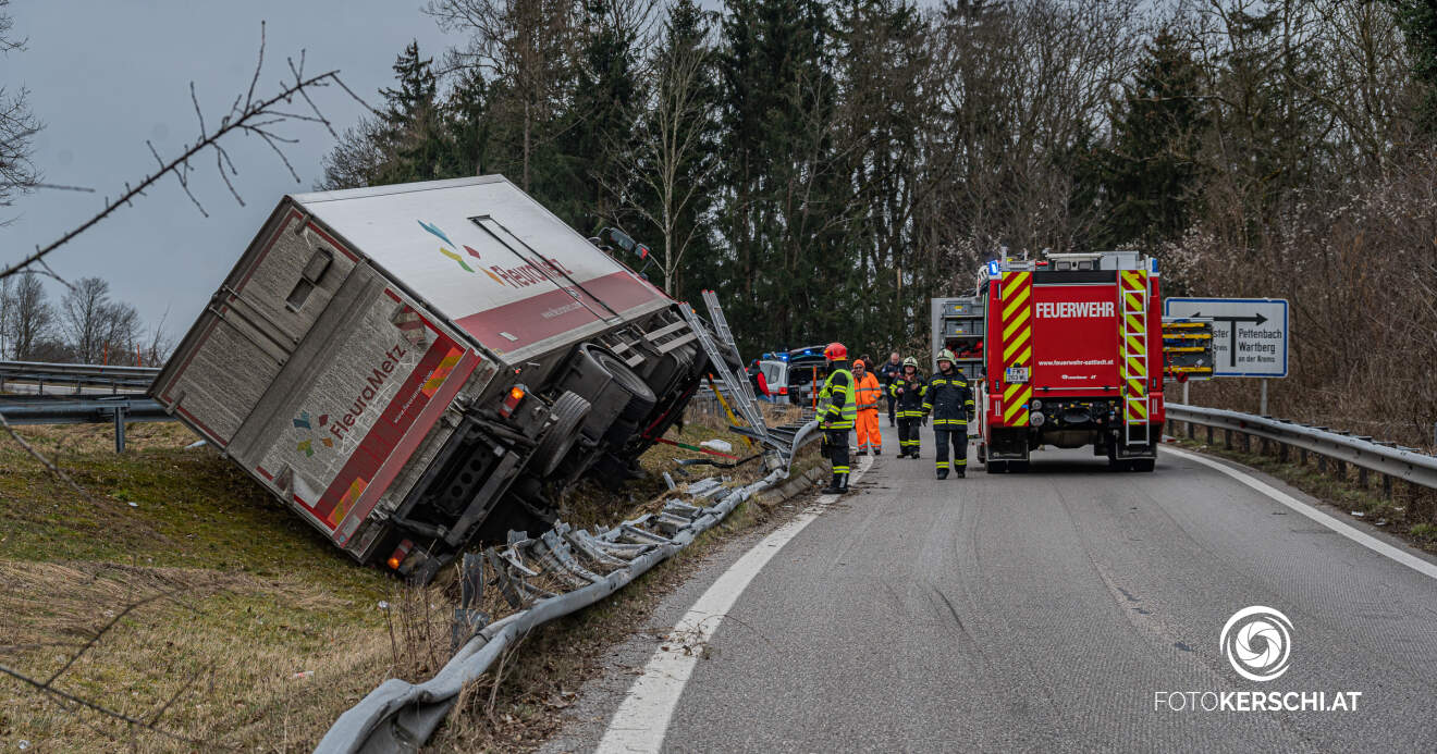 Titelbild: A9 Phyrn Autobahn: LKW-Unfall führt zu Sperrung bei Auffahrt Ried im Traunkreis
