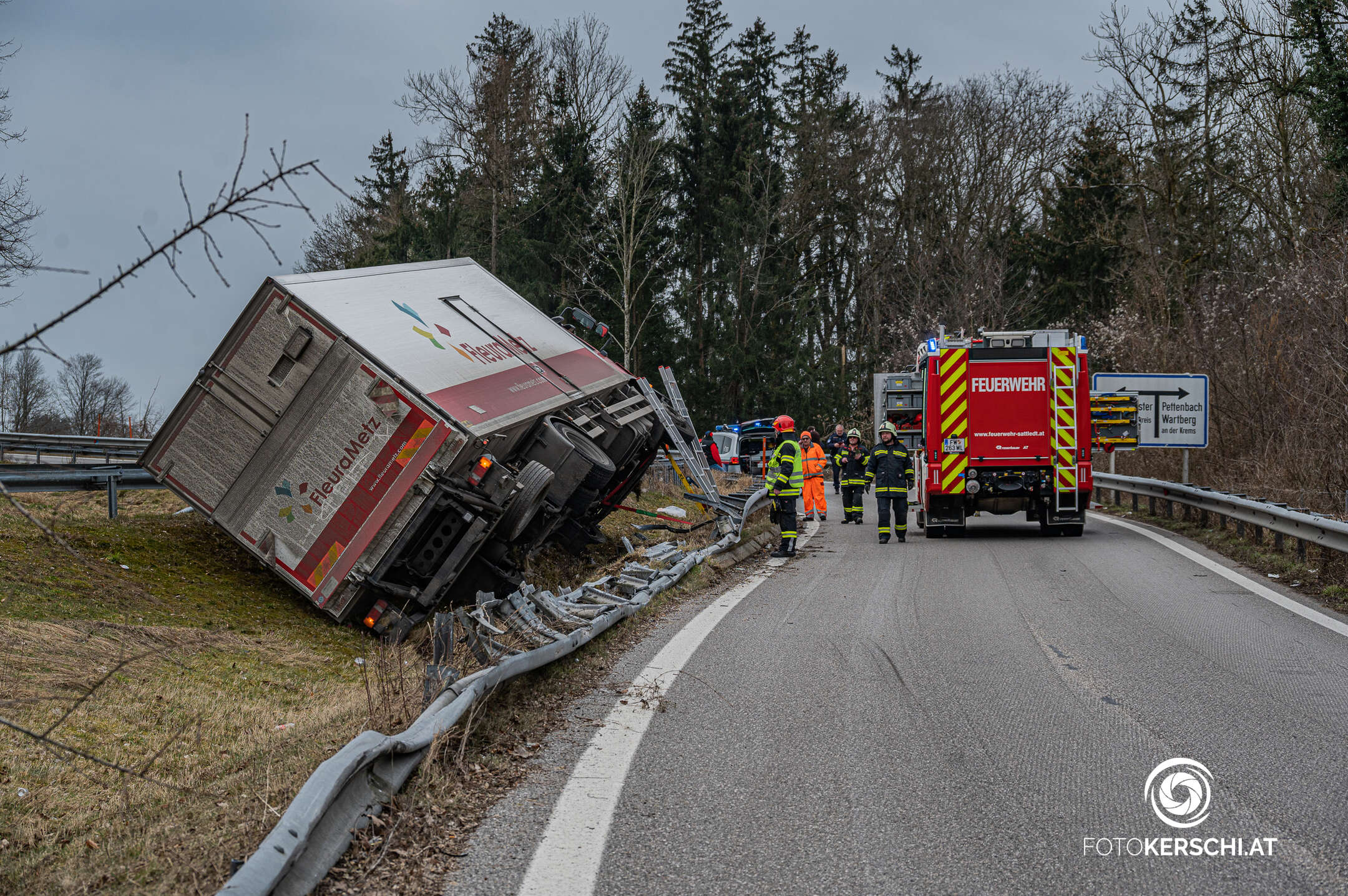 A9 Phyrn Autobahn: LKW-Unfall führt zu Sperrung bei Auffahrt Ried im Traunkreis