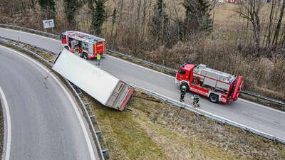 A9 Phyrn Autobahn: LKW-Unfall führt zu Sperrung bei Auffahrt Ried im Traunkreis DJI-0066.jpg