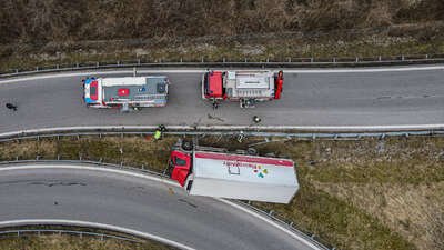 A9 Phyrn Autobahn: LKW-Unfall führt zu Sperrung bei Auffahrt Ried im Traunkreis DJI-0074.jpg