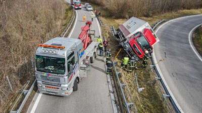 A9 Phyrn Autobahn: LKW-Unfall führt zu Sperrung bei Auffahrt Ried im Traunkreis DJI-0080.jpg