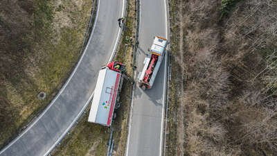 A9 Phyrn Autobahn: LKW-Unfall führt zu Sperrung bei Auffahrt Ried im Traunkreis DJI-0085.jpg