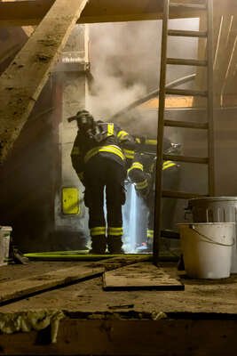 Feuerwehr im Einsatz: Dachstuhlbrand am Bauernhof in Sankt Florian FOKE-2023030623204644-006.jpg
