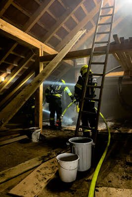 Feuerwehr im Einsatz: Dachstuhlbrand am Bauernhof in Sankt Florian FOKE-2023030623234646-007.jpg