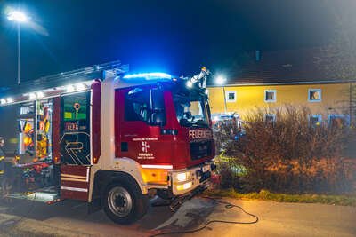 Feuerwehr im Einsatz: Dachstuhlbrand am Bauernhof in Sankt Florian FOKE-2023030700337705-187.jpg