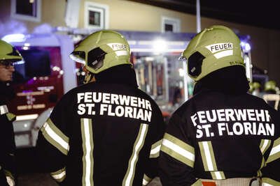 Feuerwehr im Einsatz: Dachstuhlbrand am Bauernhof in Sankt Florian FOKE-2023030700347718-200.jpg