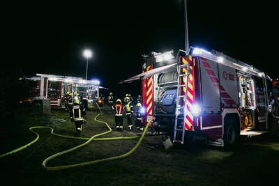 Feuerwehr im Einsatz: Dachstuhlbrand am Bauernhof in Sankt Florian FOKE-2023030700377730-212.jpg
