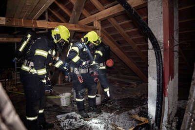Feuerwehr im Einsatz: Dachstuhlbrand am Bauernhof in Sankt Florian FOKE-2023030700427765-247.jpg