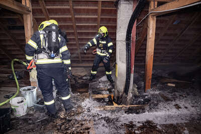 Feuerwehr im Einsatz: Dachstuhlbrand am Bauernhof in Sankt Florian FOKE-2023030700437773-255.jpg
