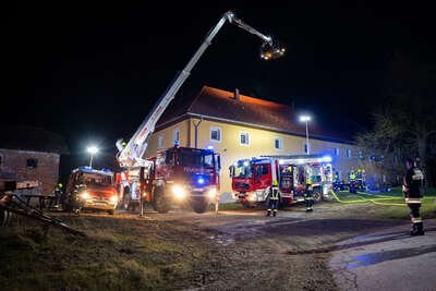 Feuerwehr im Einsatz: Dachstuhlbrand am Bauernhof in Sankt Florian FOKE-2023030700517783-265.jpg