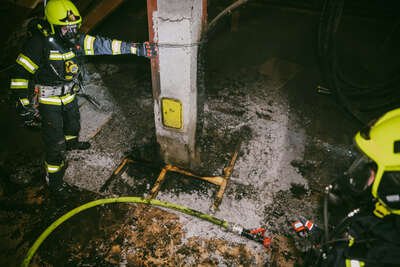 Feuerwehr im Einsatz: Dachstuhlbrand am Bauernhof in Sankt Florian FOKE-2023030700417761-243.jpg