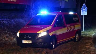 Feuerwehr evakuiert Passagiere nach Zugpanne nahe Bahnhof Hinterstoder 2023-03-10-19-59-39.jpg