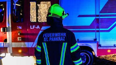 Feuerwehr evakuiert Passagiere nach Zugpanne nahe Bahnhof Hinterstoder DSC-3999.jpg
