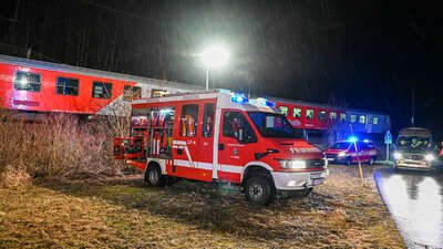 Feuerwehr evakuiert Passagiere nach Zugpanne nahe Bahnhof Hinterstoder DSC-4009.jpg