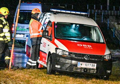 Feuerwehr evakuiert Passagiere nach Zugpanne nahe Bahnhof Hinterstoder DSC-4029.jpg