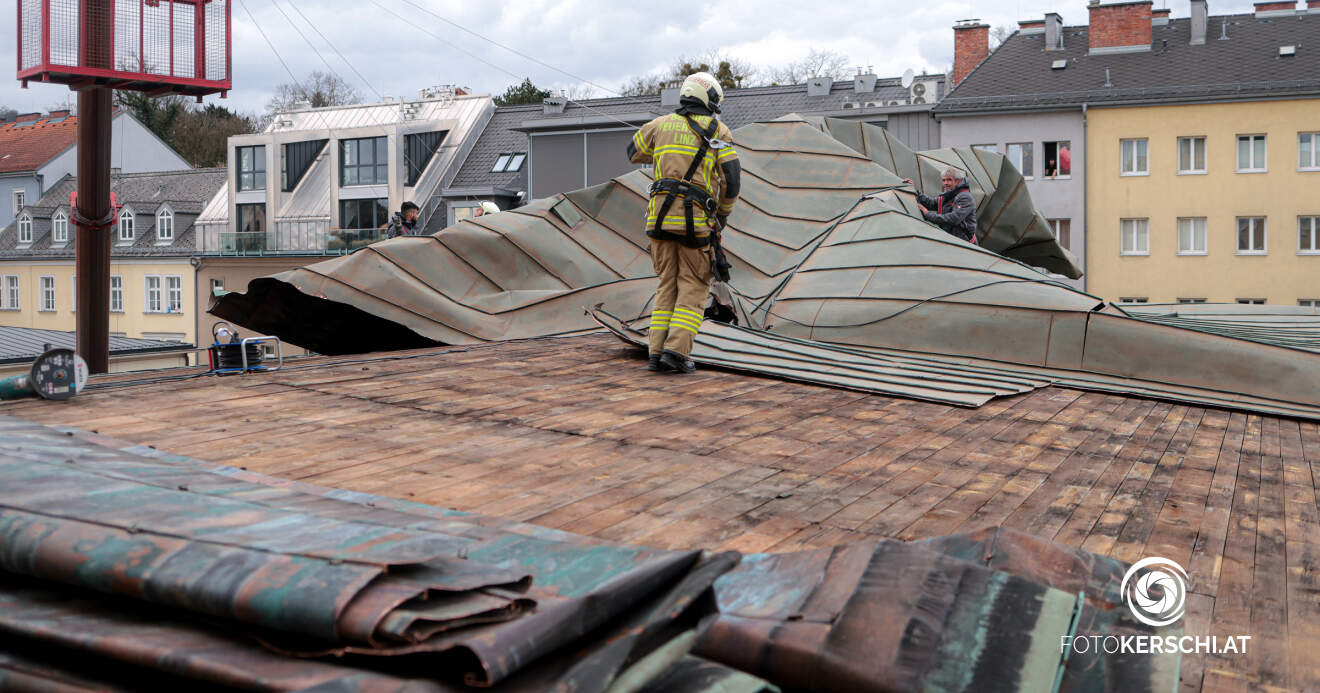 Titelbild: Sturm beschädigt Dach der Kammerspiele in Linz - Vorstellungen in Gefahr?