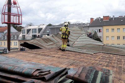 Sturm beschädigt Dach der Kammerspiele in Linz - Vorstellungen in Gefahr? HOFER-20230311010060739-002.jpg