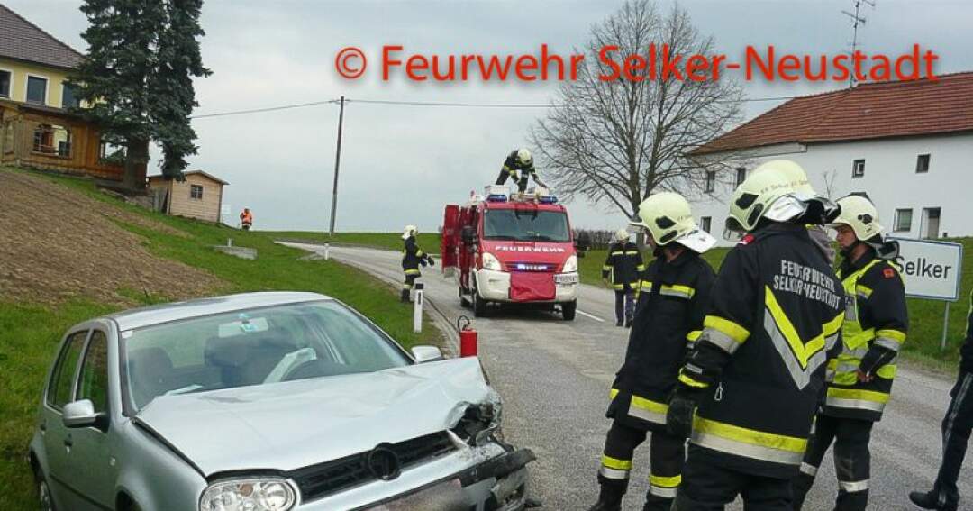 Titelbild: Verkehrsunfall am Ortsbeginn von Selker