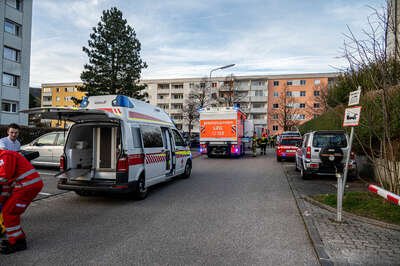 Brand in Mehrfamilienhaus in Linz: Feuerwehr rettet Bewohner und bringt Feuer schnell unter Kontrolle Zimmerbrand-Linz-1085.jpg