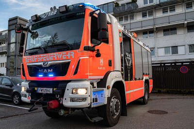 Brand in Mehrfamilienhaus in Linz: Feuerwehr rettet Bewohner und bringt Feuer schnell unter Kontrolle Zimmerbrand-Linz-1111.jpg