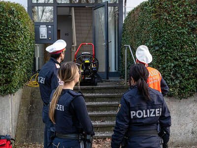 Brand in Mehrfamilienhaus in Linz: Feuerwehr rettet Bewohner und bringt Feuer schnell unter Kontrolle Zimmerbrand-Linz-1120.jpg