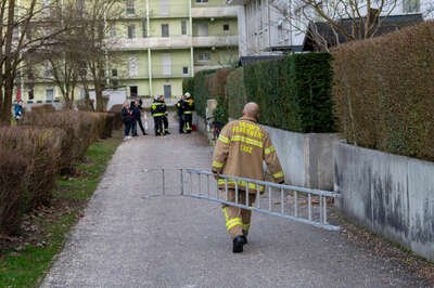 Brand in Mehrfamilienhaus in Linz: Feuerwehr rettet Bewohner und bringt Feuer schnell unter Kontrolle Zimmerbrand-Linz-1126.jpg
