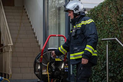 Brand in Mehrfamilienhaus in Linz: Feuerwehr rettet Bewohner und bringt Feuer schnell unter Kontrolle Zimmerbrand-Linz-1094.jpg