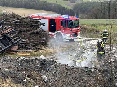 Illegaler Müllbrand schnell eingedämmt Feuerwehrmann bei Löscharbeiten