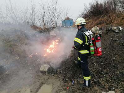 Illegaler Müllbrand schnell eingedämmt Feuerwehrmann löscht Brand